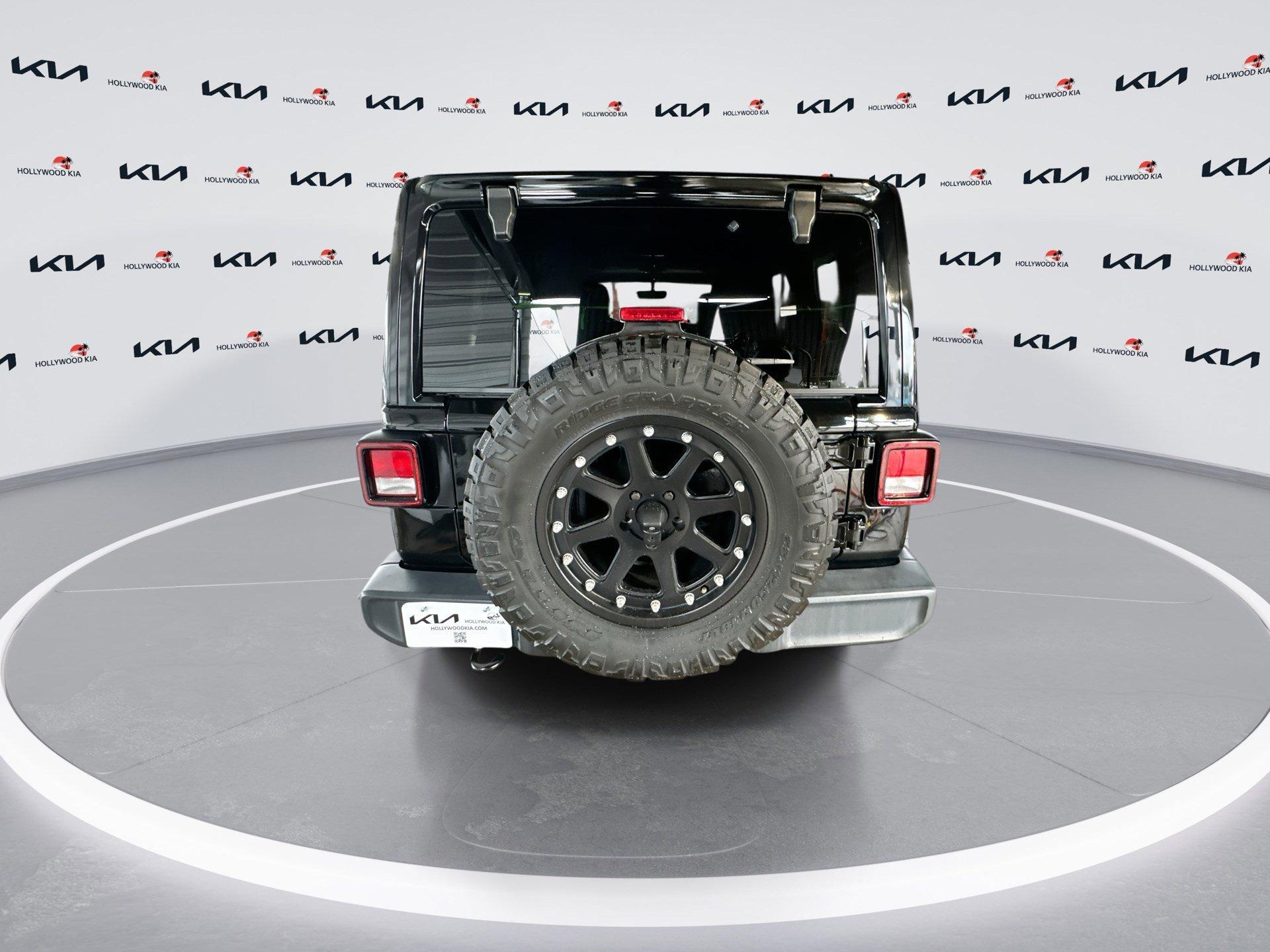 Jeep Wrangler Unlimited Sahara - Thumbnail 8