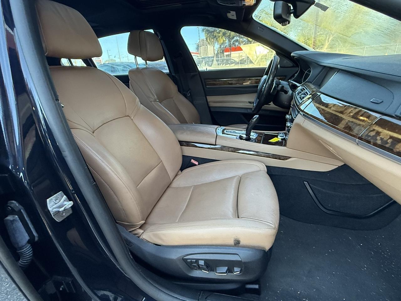 BMW 7 Series - Thumbnail 15