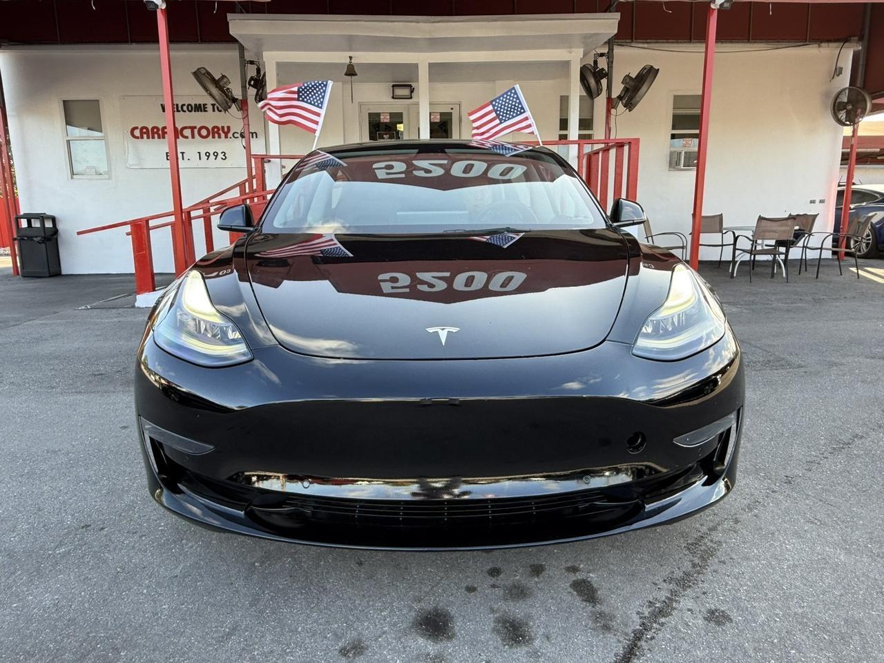 Tesla Model 3 - Thumbnail 3