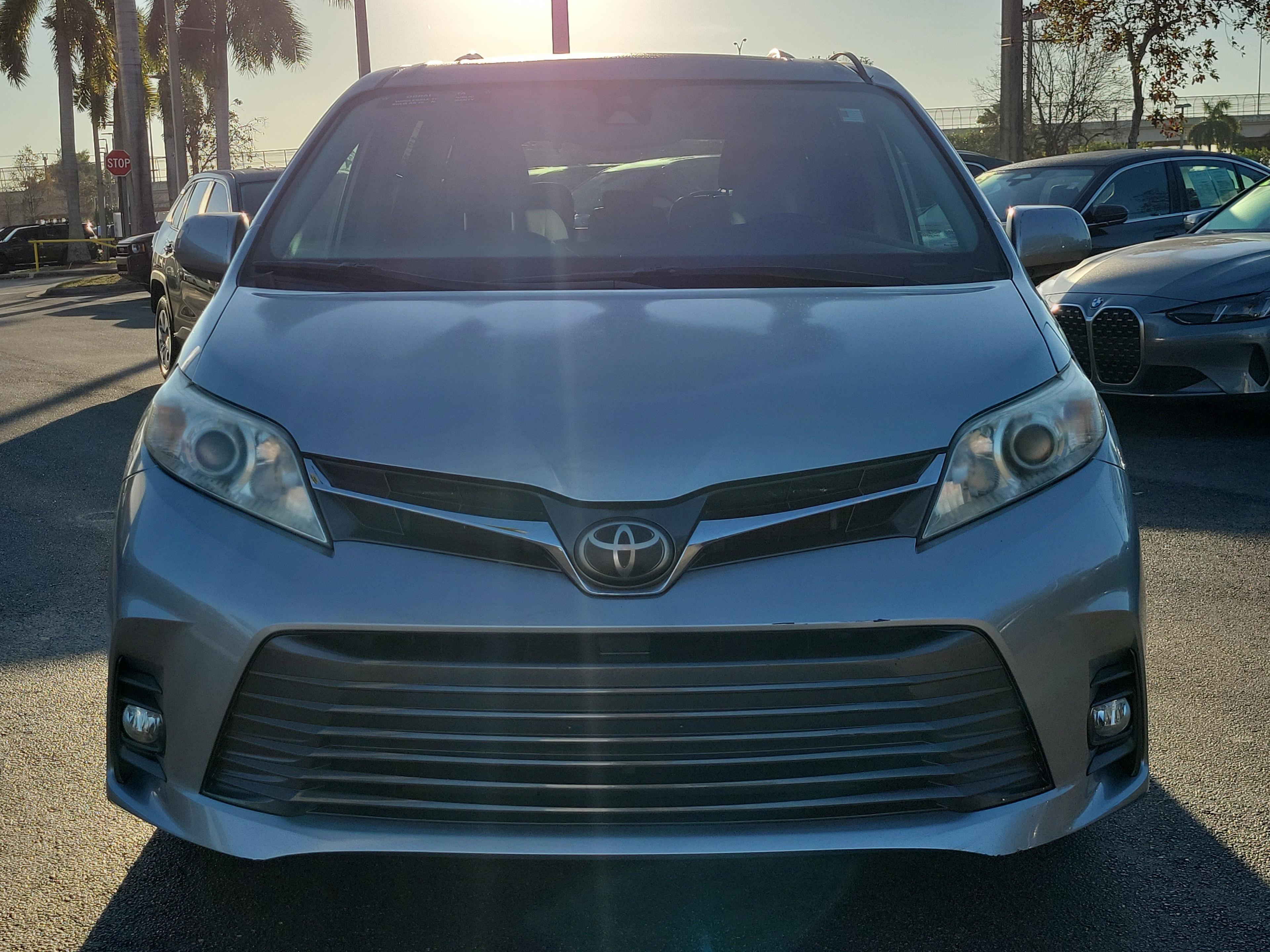 Toyota Sienna Xle Fwd - Thumbnail 3