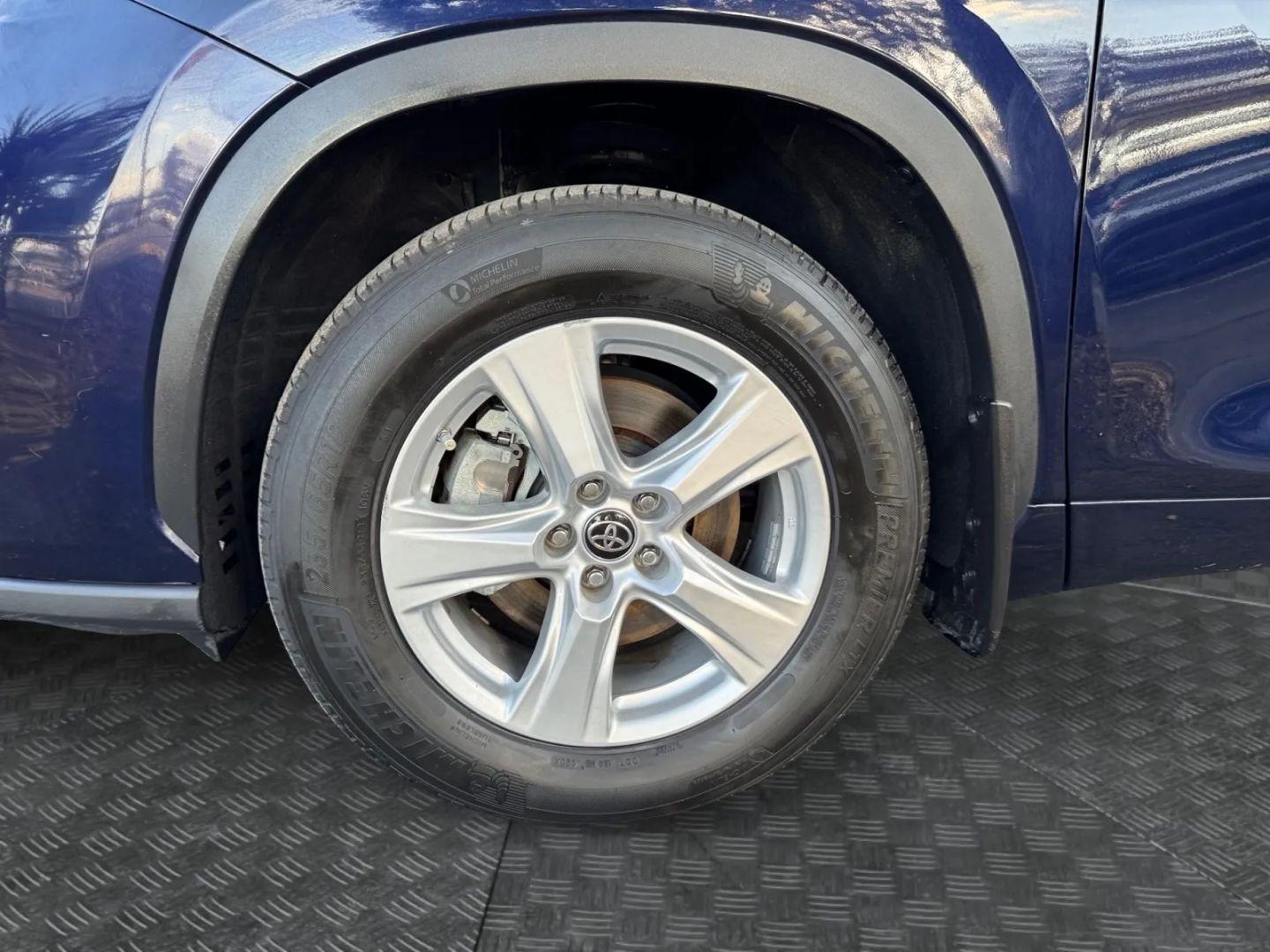 Toyota Highlander Le Sport Utility 4D - Thumbnail 12