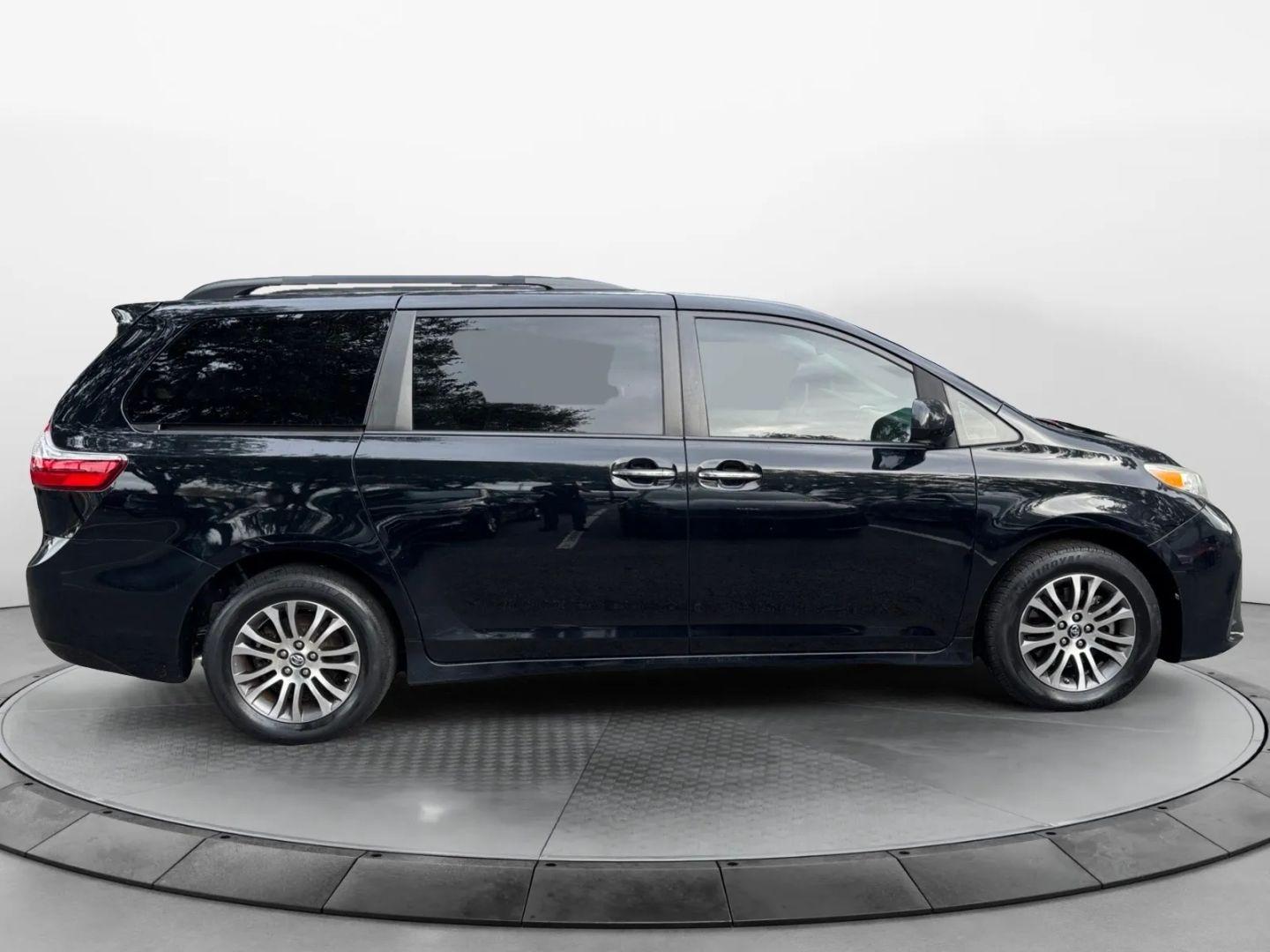 Toyota Sienna Xle Minivan 4D - Thumbnail 6
