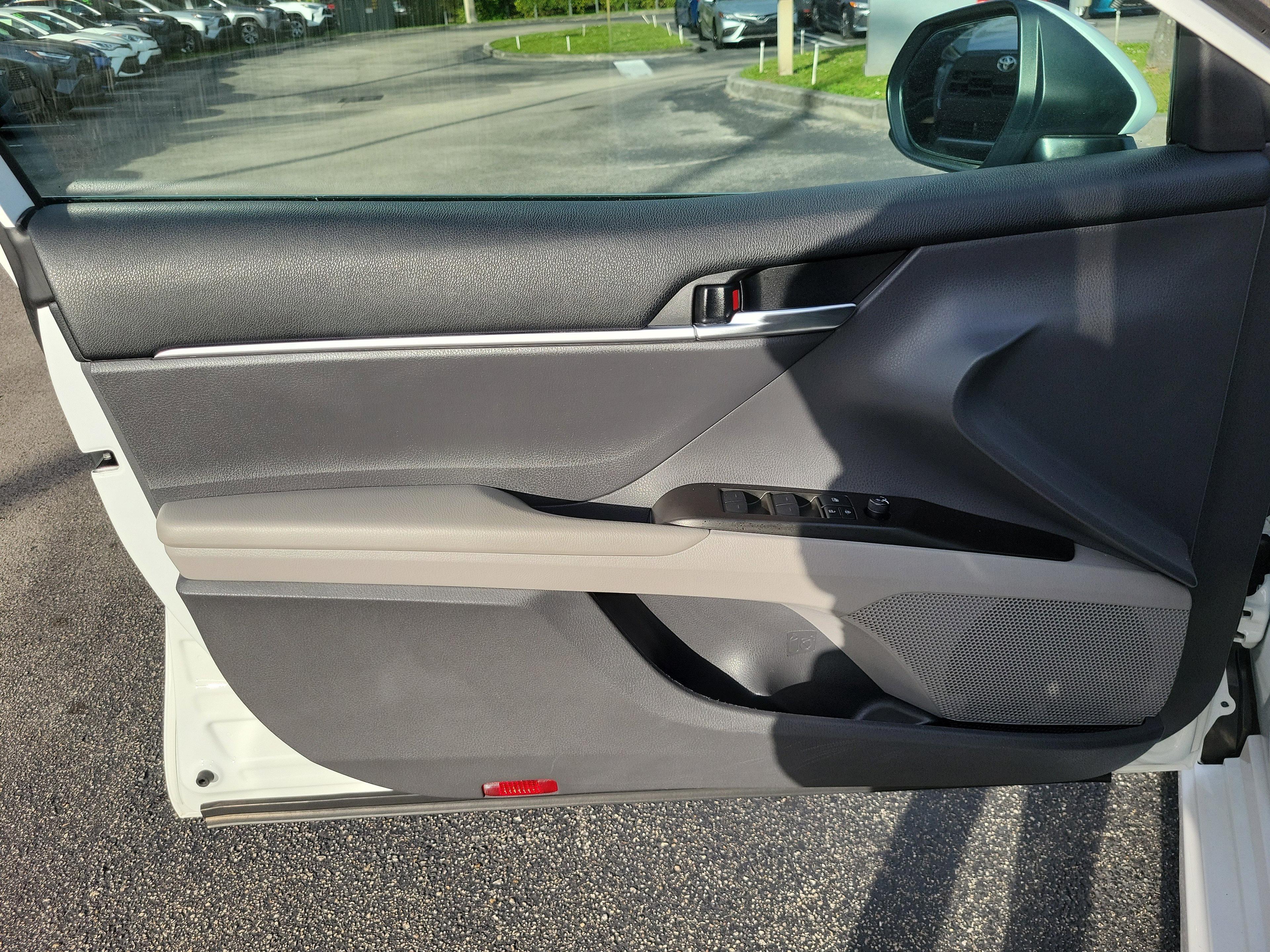 Toyota Camry Se Fwd - Thumbnail 14