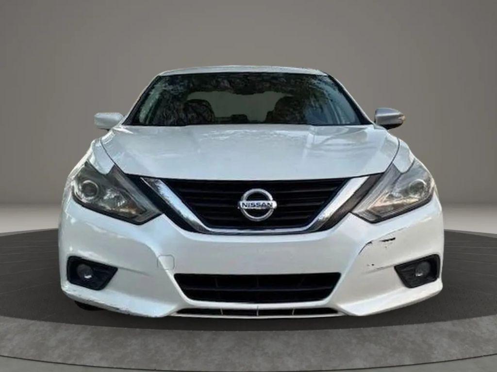 Nissan Altima - Thumbnail 4