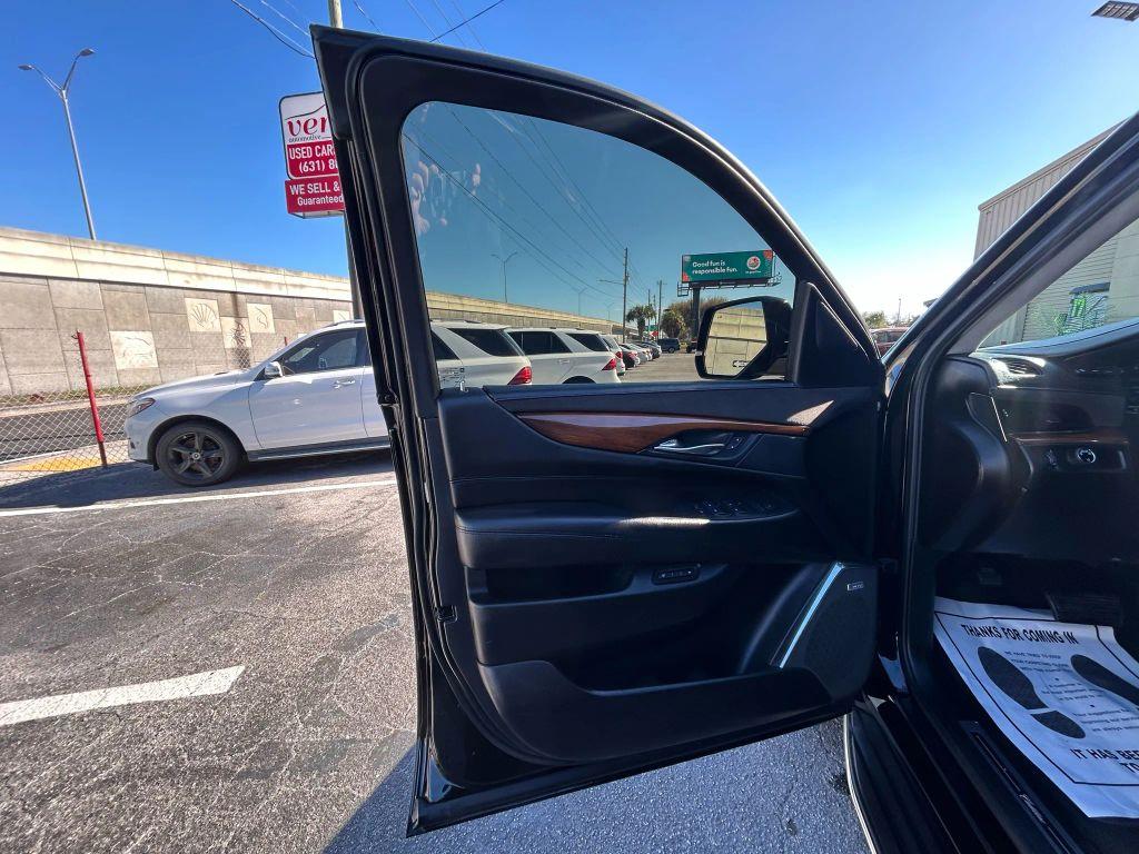 Cadillac Escalade - Thumbnail 11