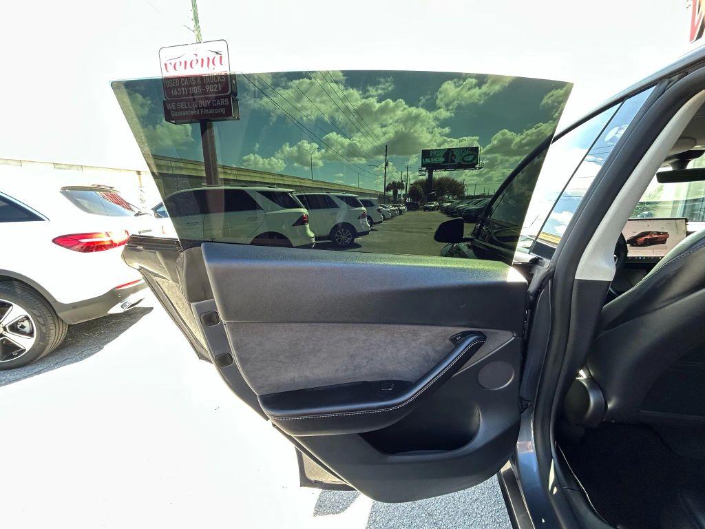 Tesla Model Y - Thumbnail 18