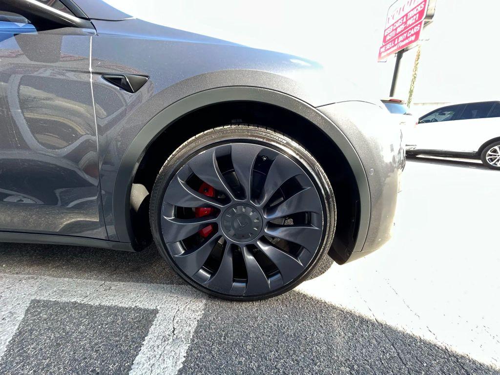 Tesla Model Y - Thumbnail 2