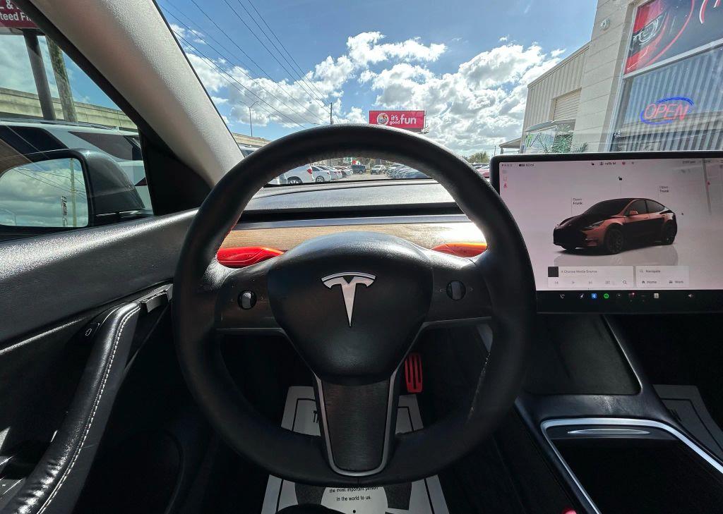 Tesla Model Y - Thumbnail 15