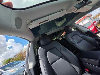 Tesla Model 3 - Thumbnail 2