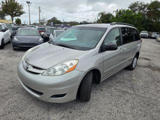 Toyota Sienna - Thumbnail 9