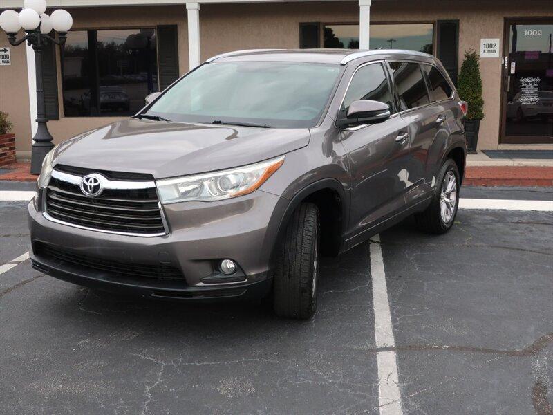 Toyota Highlander XLE - Thumbnail 2