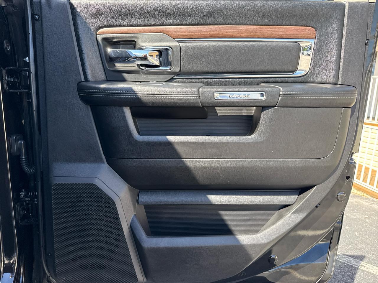 Ram 2500Laramie 4X4 Mega Cab 6'4" Box - Thumbnail 19