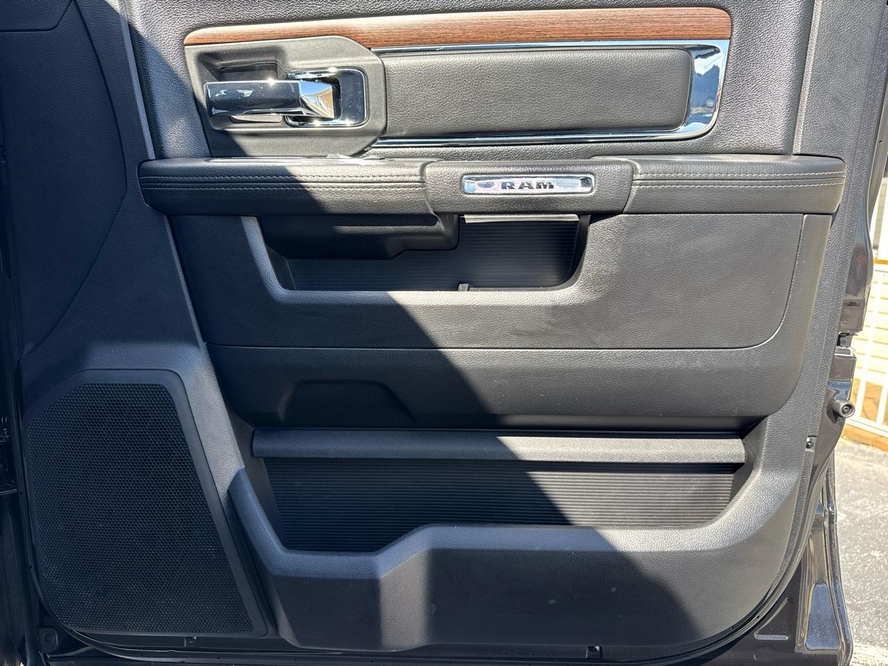 Ram 2500Laramie 4X4 Mega Cab 6'4" Box - Thumbnail 14