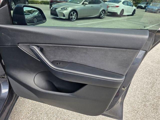 Tesla Model Y Long Range Awd - Thumbnail 13