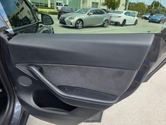 Tesla Model Y Long Range Awd - Thumbnail 18