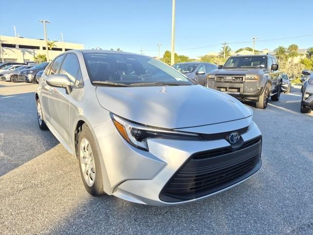 Toyota Corolla Hybrid Fwd Le Sedan - Thumbnail 3