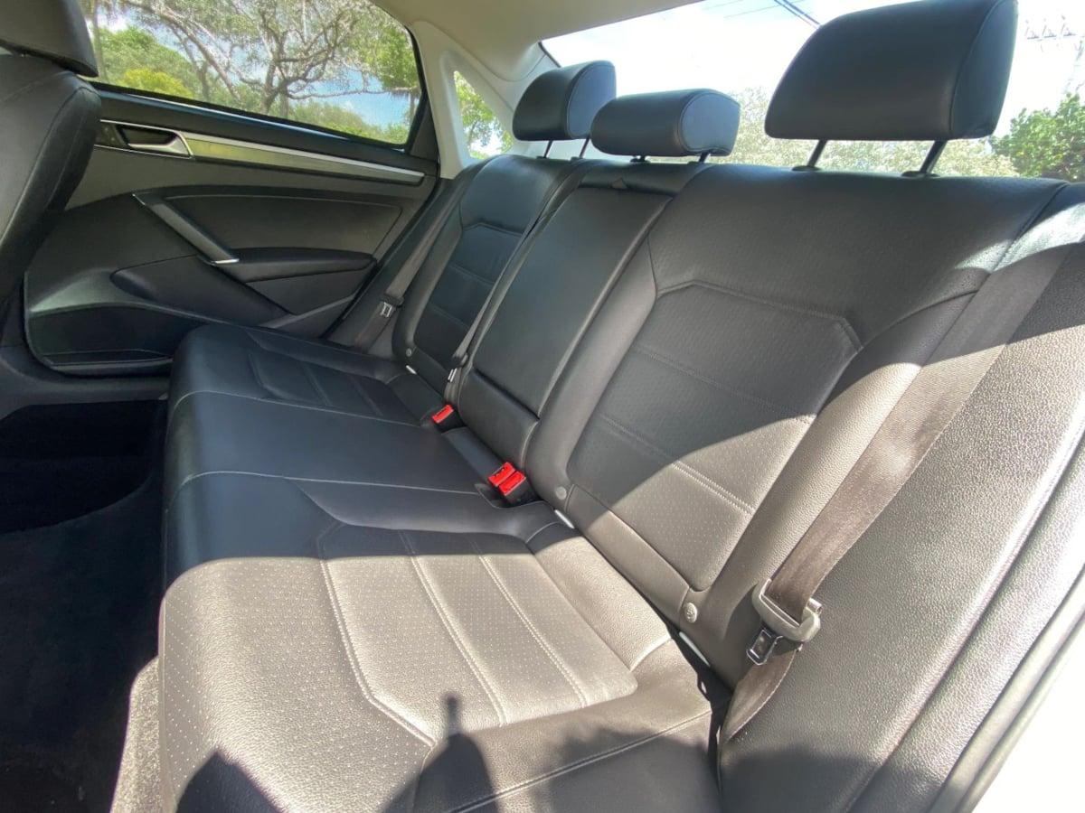 Volkswagen Passat R-Line W/Comfort Pkg - Thumbnail 18