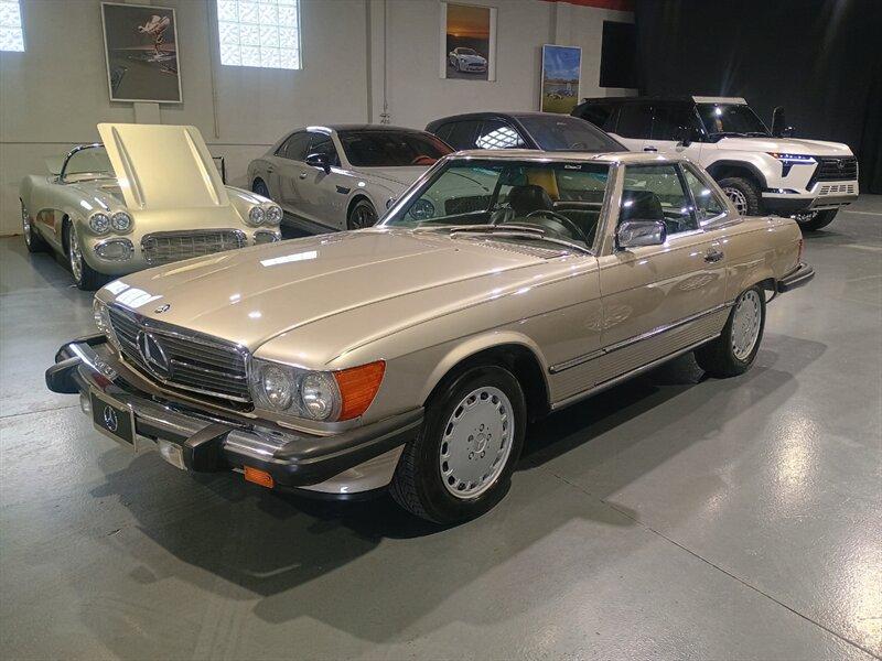 Mercedes-Benz 560 SL - View 1