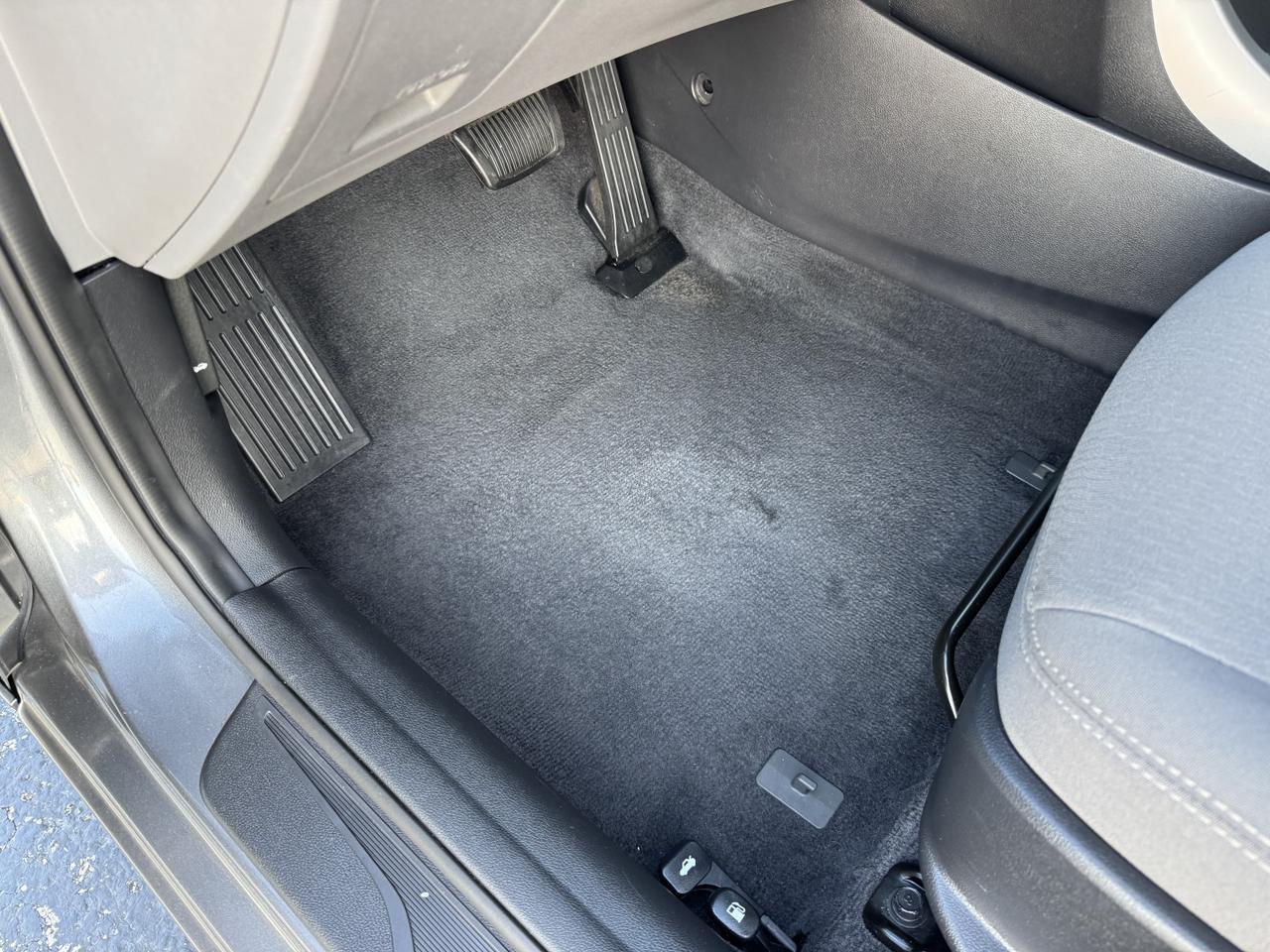 Hyundai Elantra - Thumbnail 16