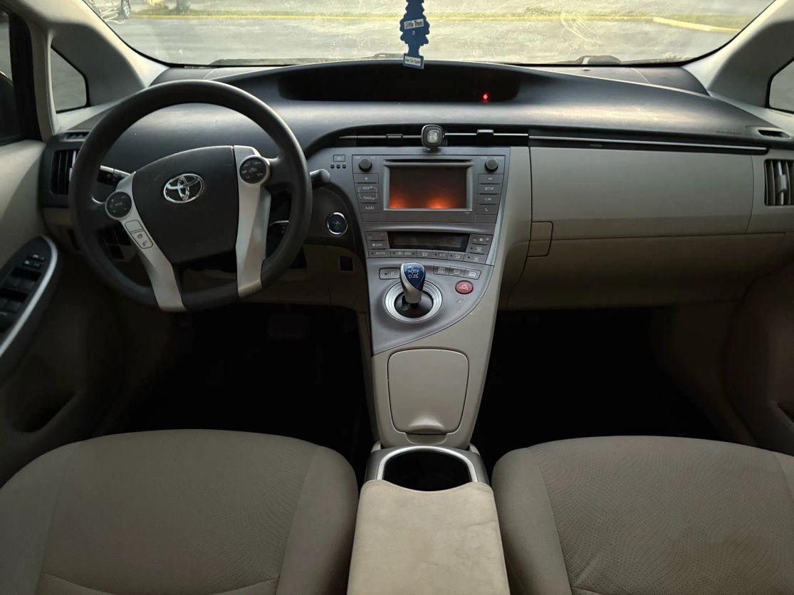 Toyota Prius - Thumbnail 10
