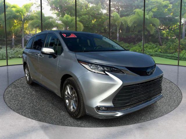 TOYOTA SIENNA - Thumbnail 3