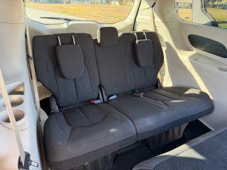 Chrysler Pacifica - Thumbnail 2