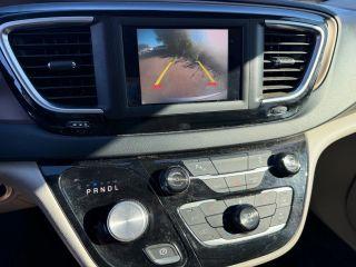 Chrysler Pacifica - Thumbnail 3