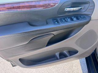 Chrysler Town & Country - Thumbnail 5