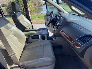 Chrysler Town & Country - Thumbnail 17