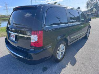 Chrysler Town & Country - Thumbnail 11