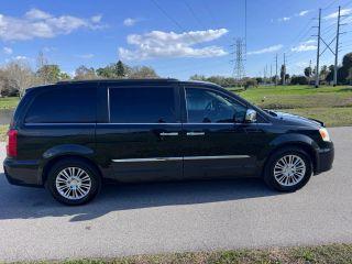 Chrysler Town & Country - Thumbnail 9