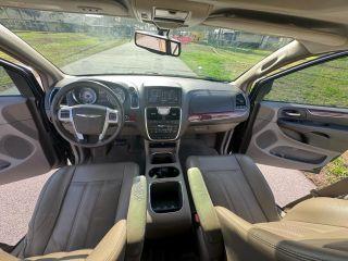 Chrysler Town & Country - Thumbnail 15