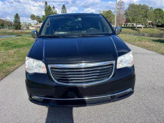 Chrysler Town & Country - Thumbnail 13
