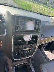 Chrysler Town & Country - Thumbnail 2