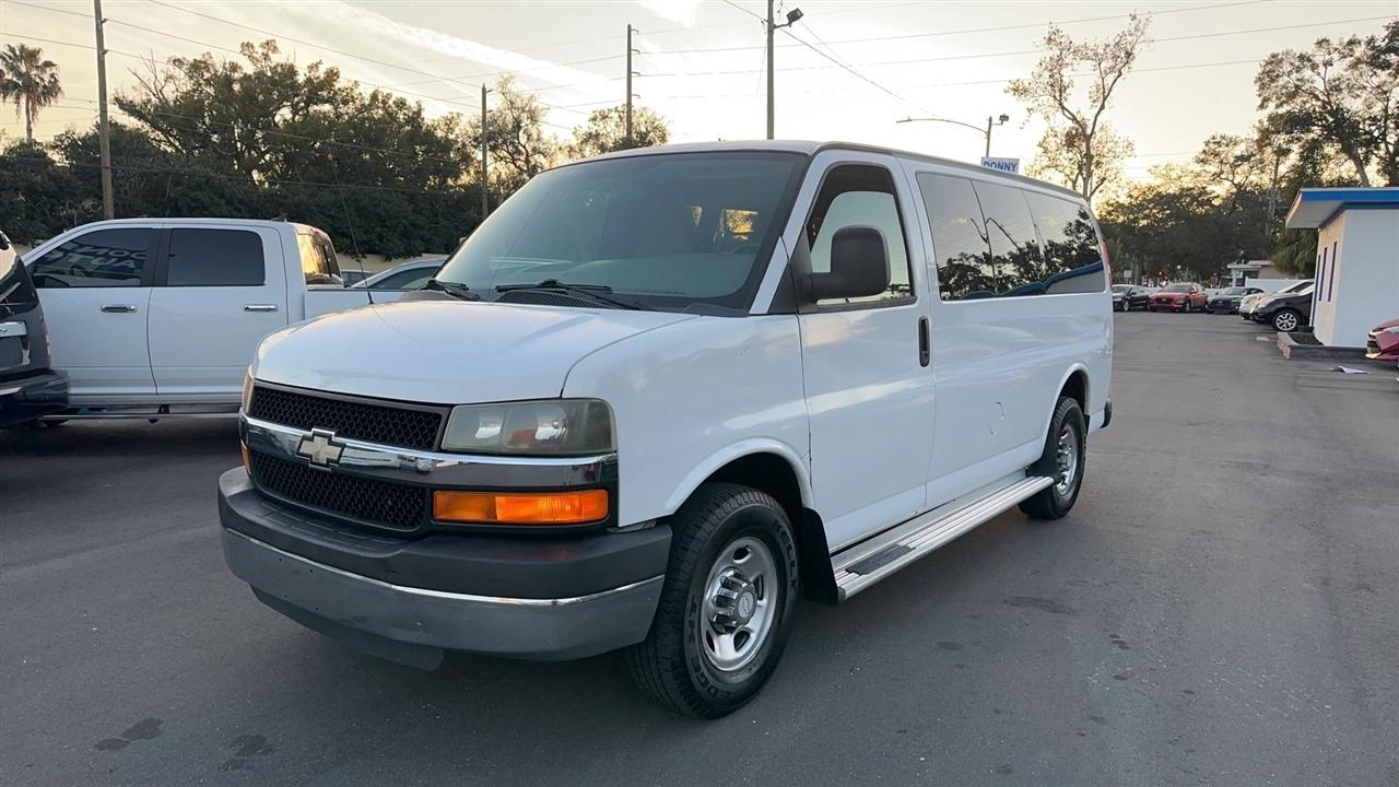 Chevrolet Express Passengerrwd 3500 135" 1Lt - Thumbnail 2