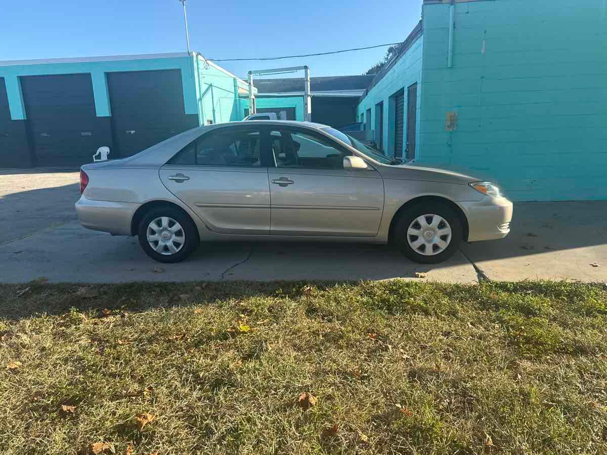 Toyota Camry Le - Thumbnail 4