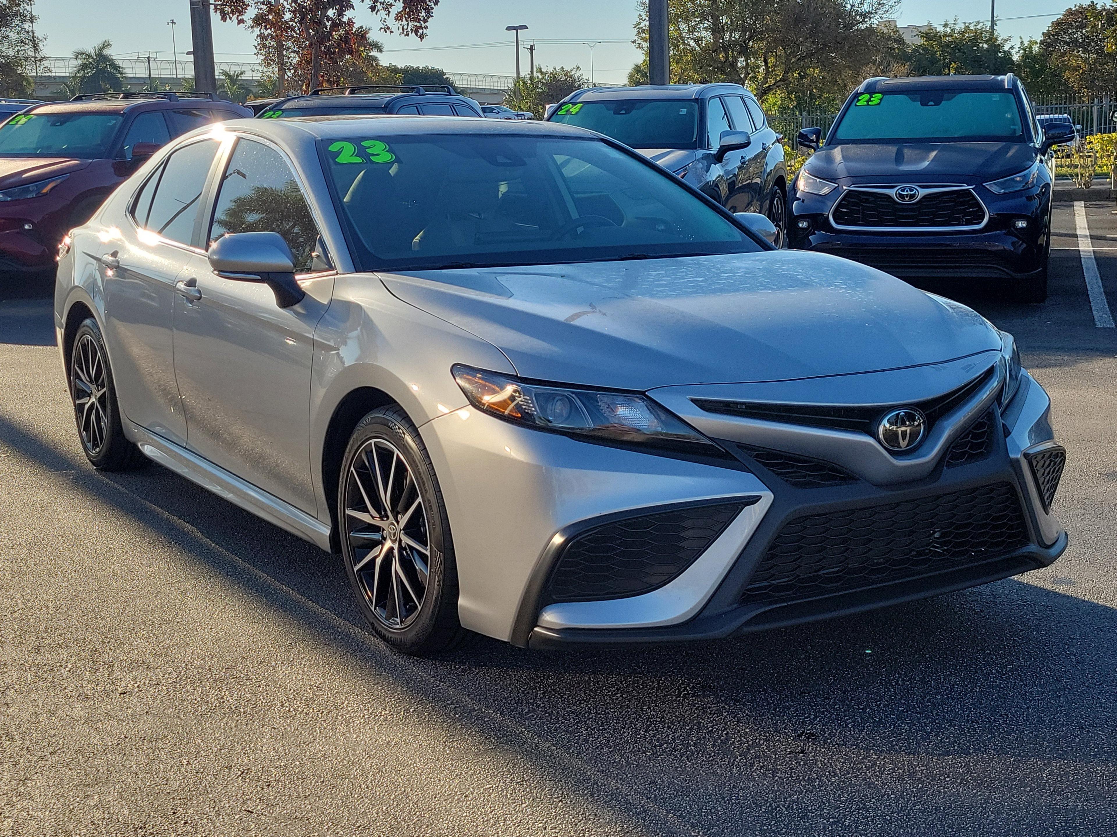 Toyota Camry Se Fwd - Thumbnail 4