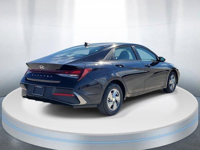 Hyundai Elantra Se Fwd 4D Sedan - Thumbnail 5