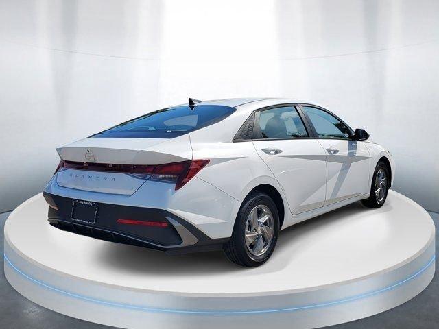 Hyundai Elantra Se Fwd 4D Sedan - Thumbnail 5