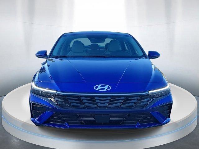 Hyundai Elantra Limited Fwd 4D Sedan - Thumbnail 3