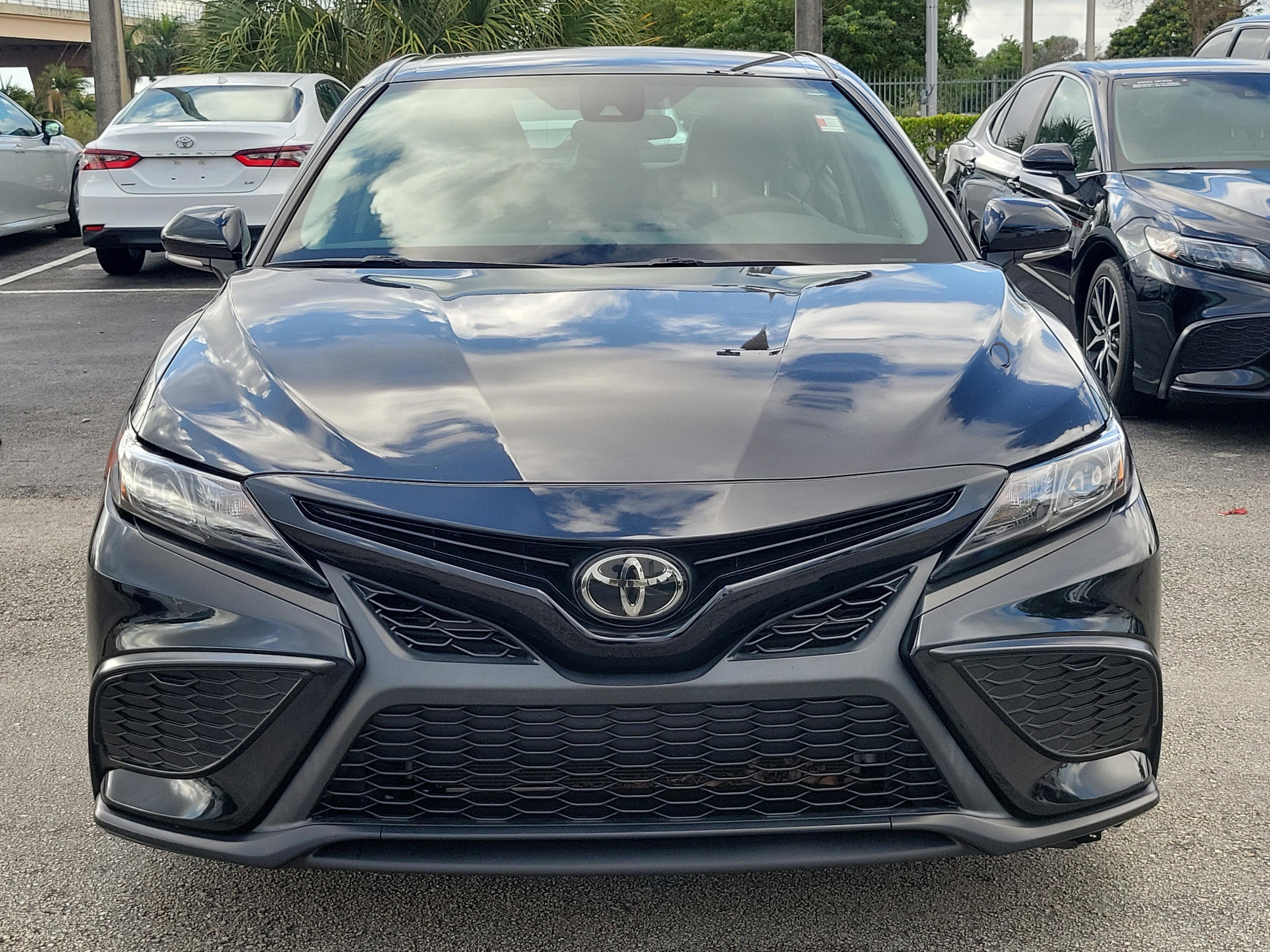 Toyota Camry Se Fwd - Thumbnail 3