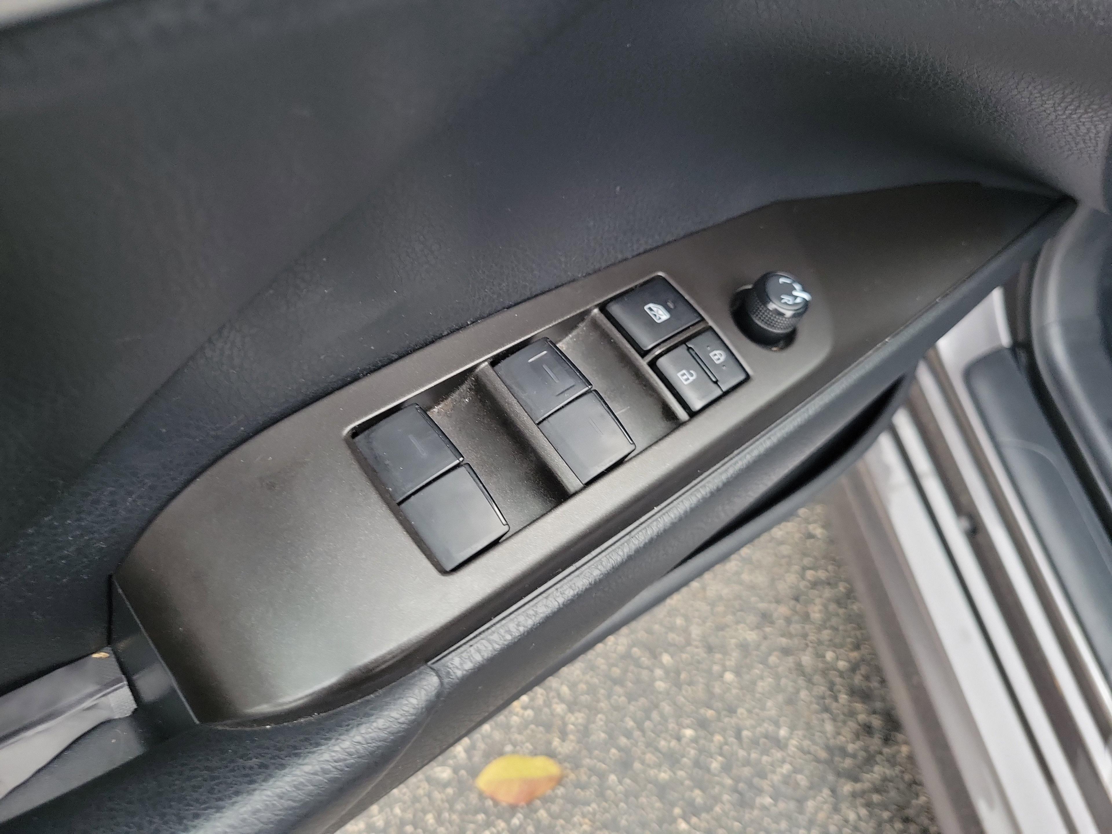 Toyota Camry Se Fwd - Thumbnail 15