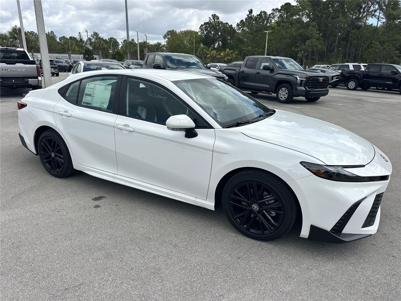 Toyota Camry Se - Thumbnail 3