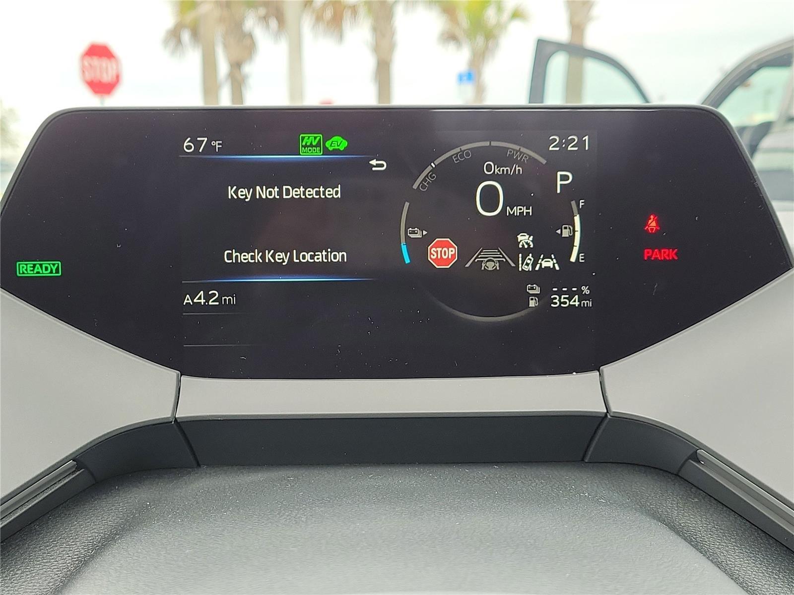 Toyota Prius Plug-In Hybrid Se - Thumbnail 13