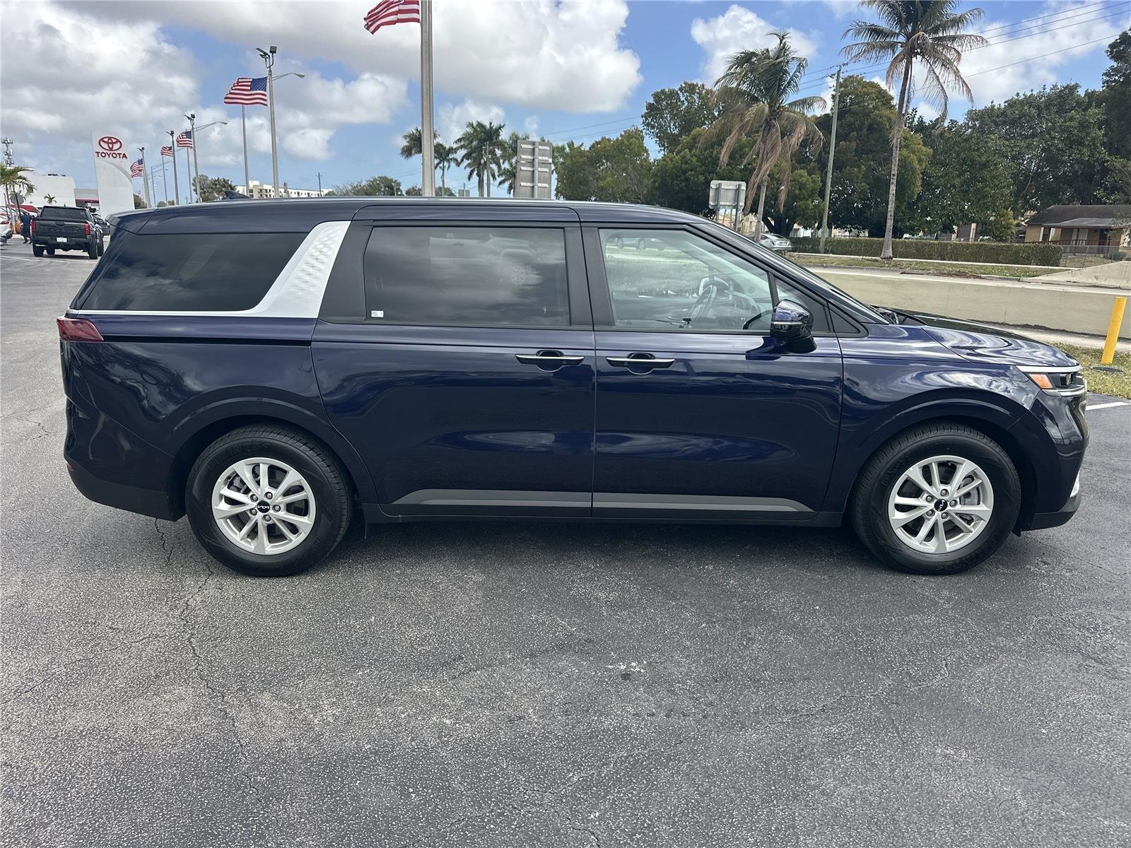 Kia Carnival Lx Front Wheel Drive - Thumbnail 5