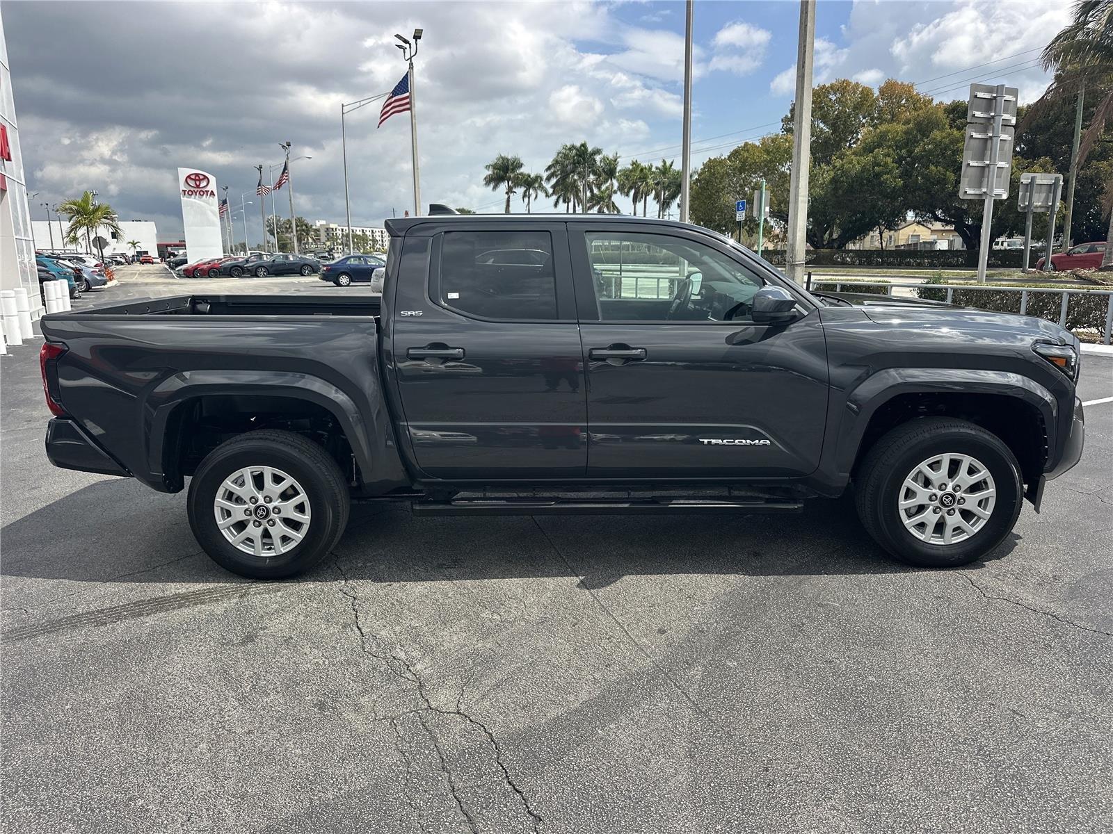 Toyota Tacoma - Thumbnail 5