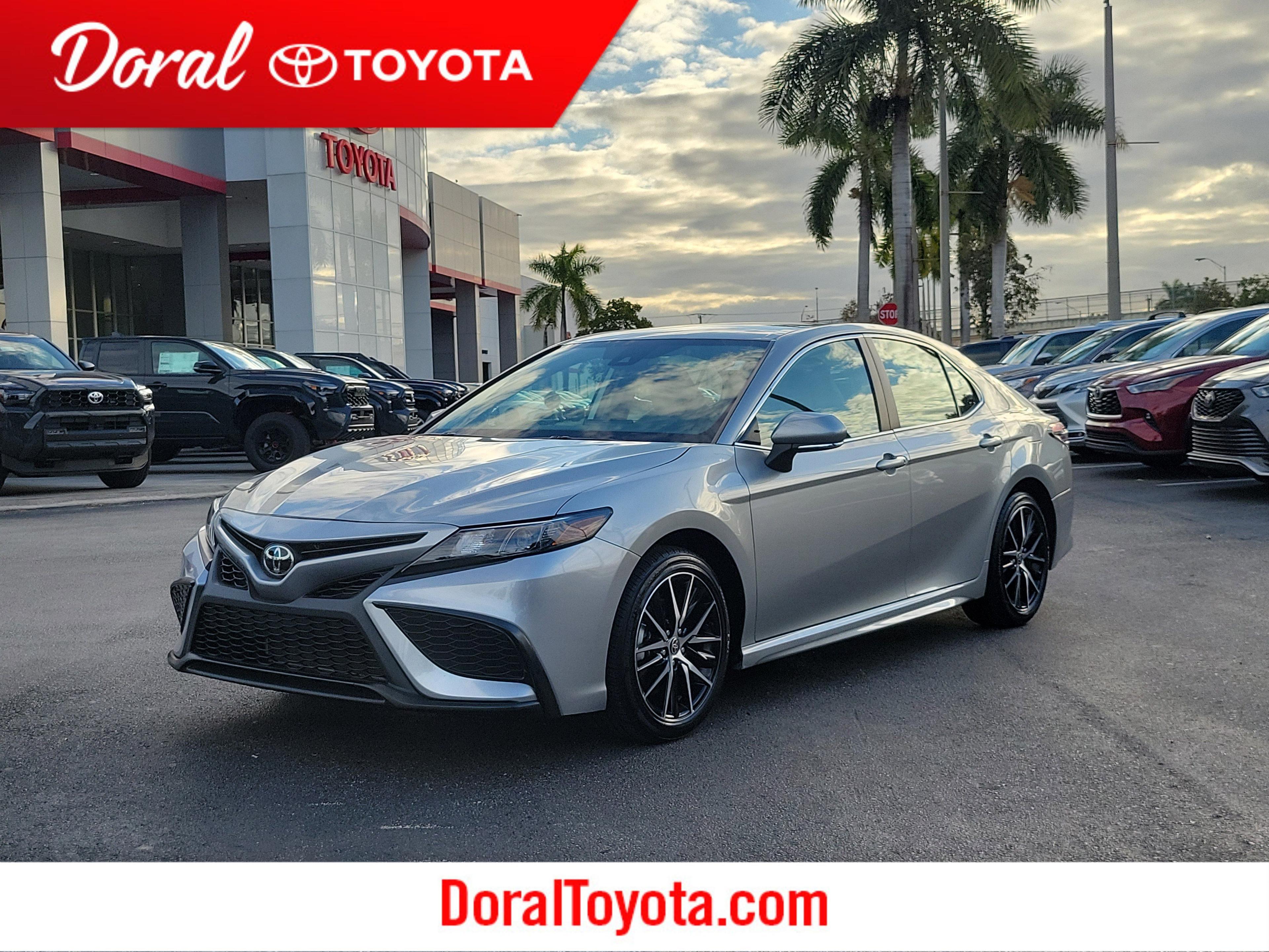 Toyota Camry Se Fwd - Thumbnail 2