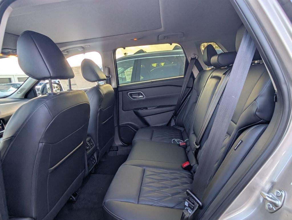 Nissan Rogue Platinum - Thumbnail 12