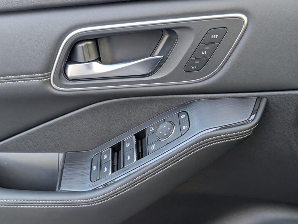 Nissan Rogue Platinum - Thumbnail 17