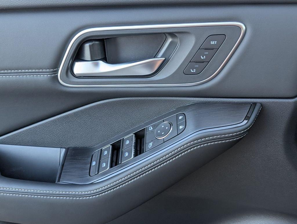 Nissan Rogue Platinum - Thumbnail 19